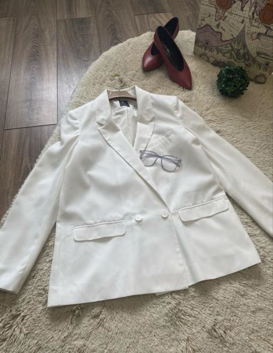 Піджак класичний на ґудзиках двобортний білий