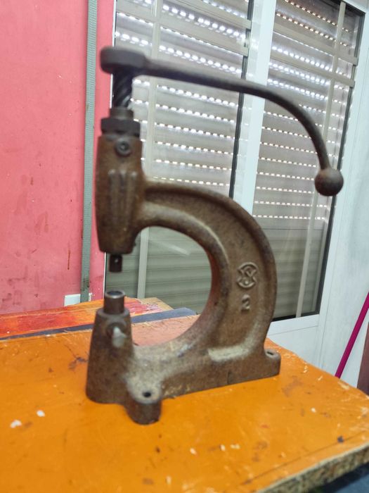 Balancim Manual / Máquina de Aplicar Rebites e Ilhós com Matrizes