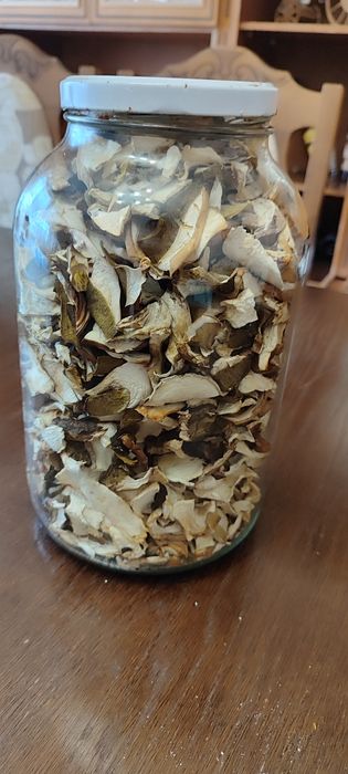 Сушені гриби у скляній банці. Натуральний продукт, зібраний вручну. Ід