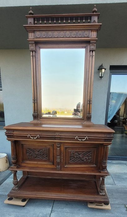 Piękny drewniany mebel