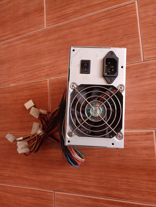 Fontes de alimentação de PC em perfeito estado de funcionamento