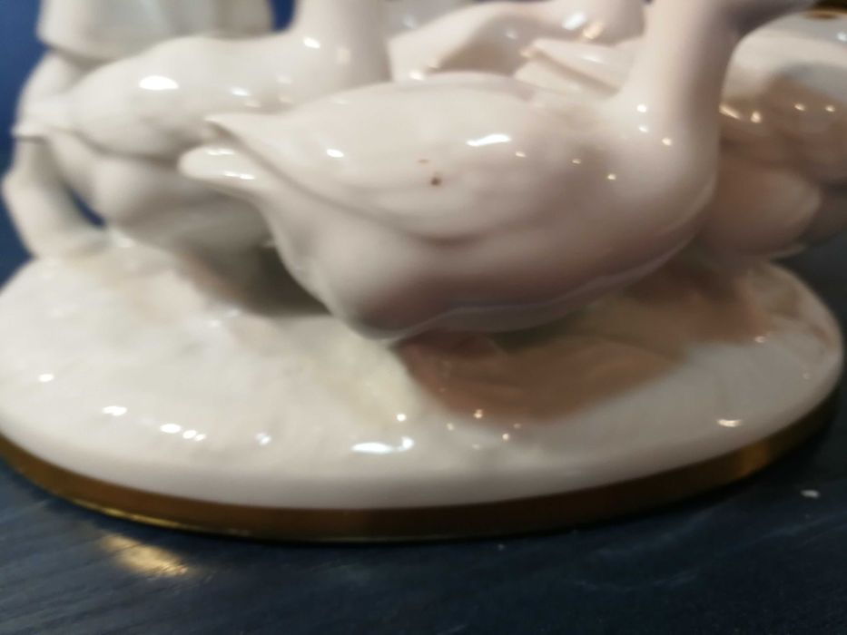 Porcelanowa figura manufaktury Gerold " Gęsiareczka "