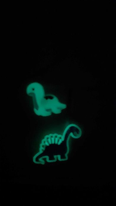 Pins/crachás para crocs - brilham no escuro dinossauros