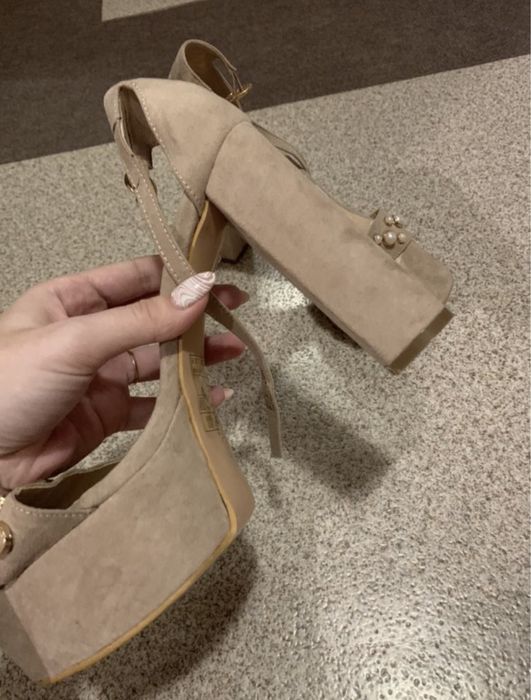 Нові босоніжки високий каблук