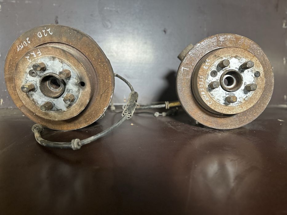 Ступиця / ступиці ліва , права / Цапфа Land rover freelender 2 / 2.2