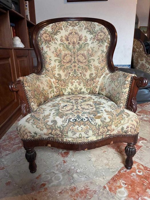 Cadeirões antigos com motivos florais