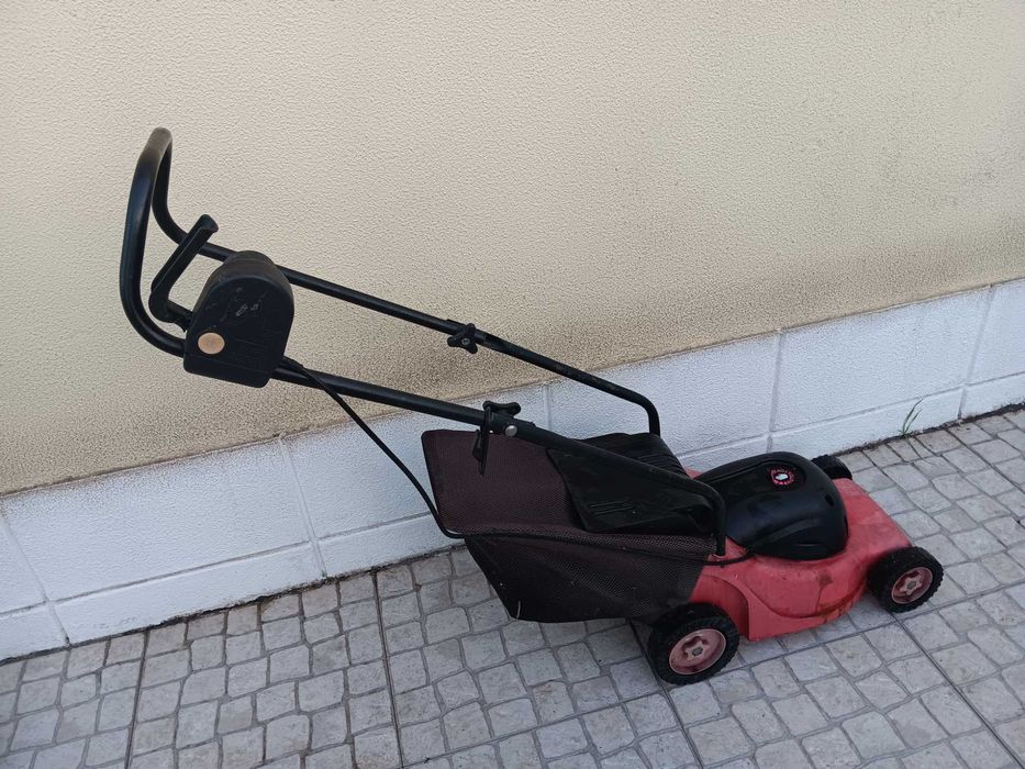 Máquina de cortar relva