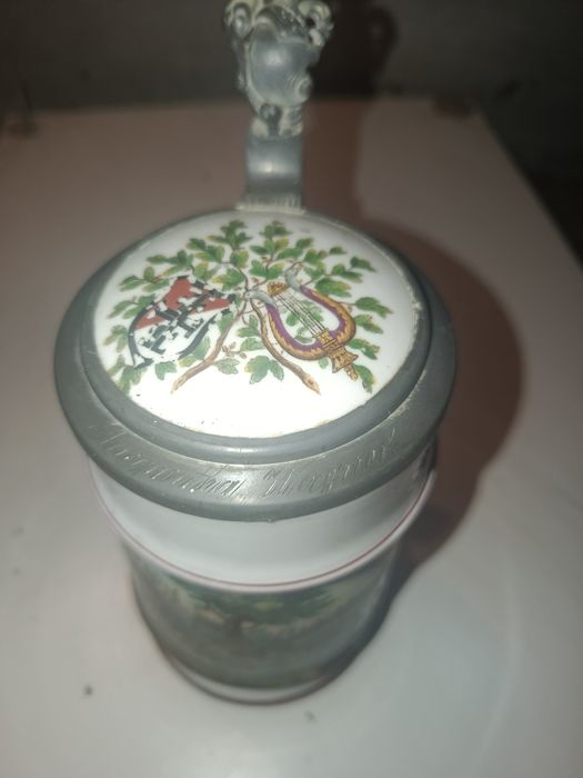 Porcelanowy kufel z przykrywką