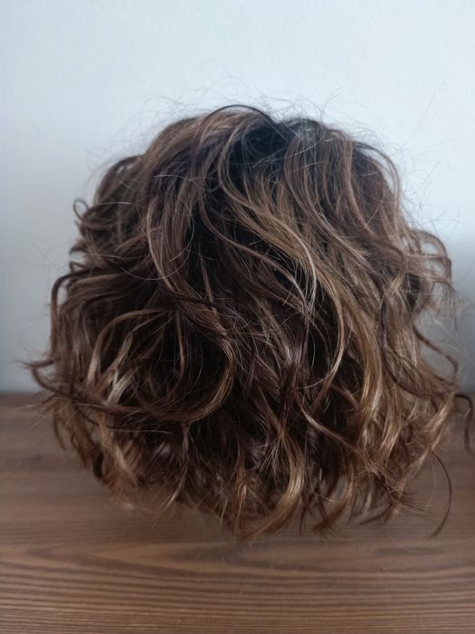 Peruka syntetyczna - kręcone włosy