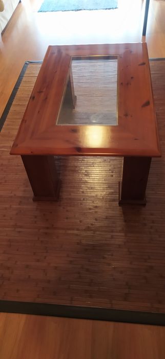 Mesa de centro com tampo de vidro