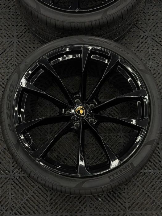 Oryginalne felgi Lamborghini Urus 23" + opony Pirelli P Zero – komplet