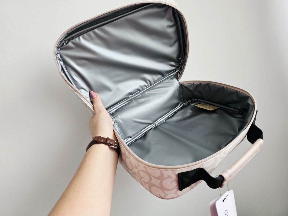 Kuferek/ Torebka do ręki  /lunch box marki GUESS