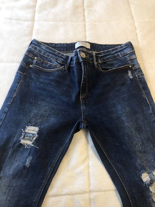 Calça jeans com rasgões. Tamanho 40 Stradivarius