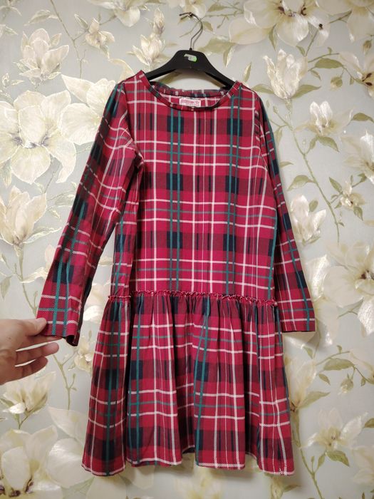 Платье девочке 8-10л 140рр в клеточку краснт зеленую Новы год