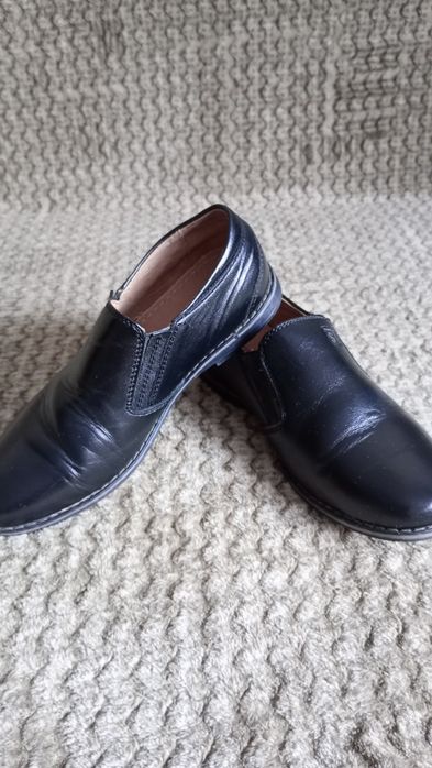 Sprzedaję skórzane buty dziecięce.