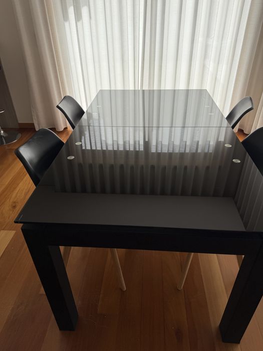 Mesa de jantar com tampo vidro preto e 4 cadeiras