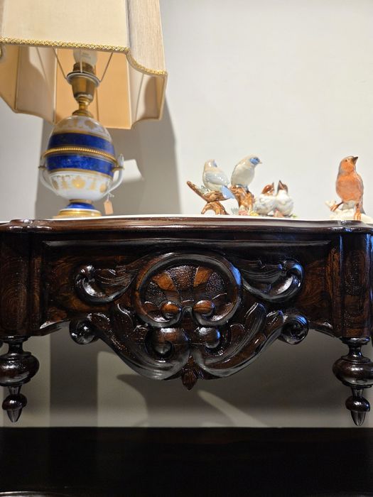 Par de Credências Românticas em Pau-santo. 

Peças antigas e restaurad