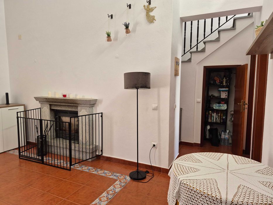 Vende-se moradia T4 com quintal e garagem