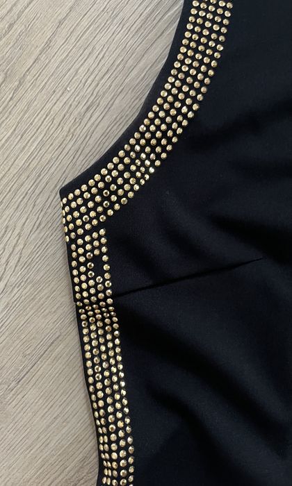 Czarna sukienka ze złotymi aplikacjami
