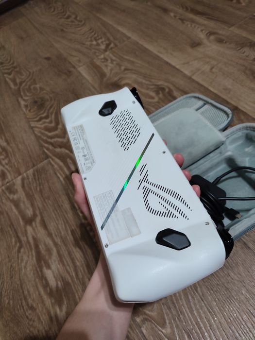 Asus rog ally 512гб в чудовому стані з комплектом