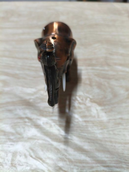 Isqueiro de mesa em formato de elefante