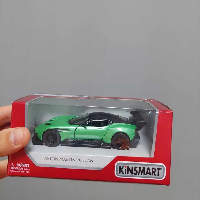 ОПИС

Машинка KINSMART "Aston Martin Vulcan". Металева,