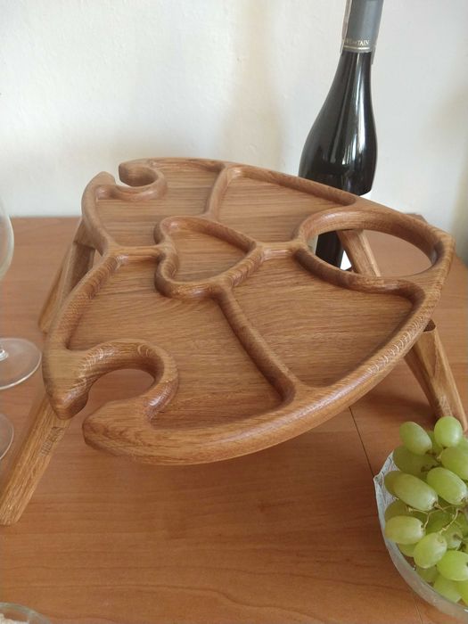 drewniany stolik na wino i dwa kieliszki