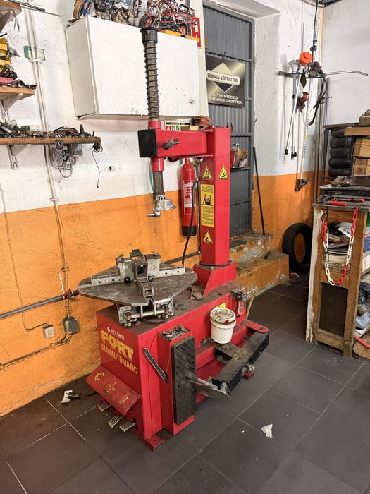Maquina de montar e desmontar pneus