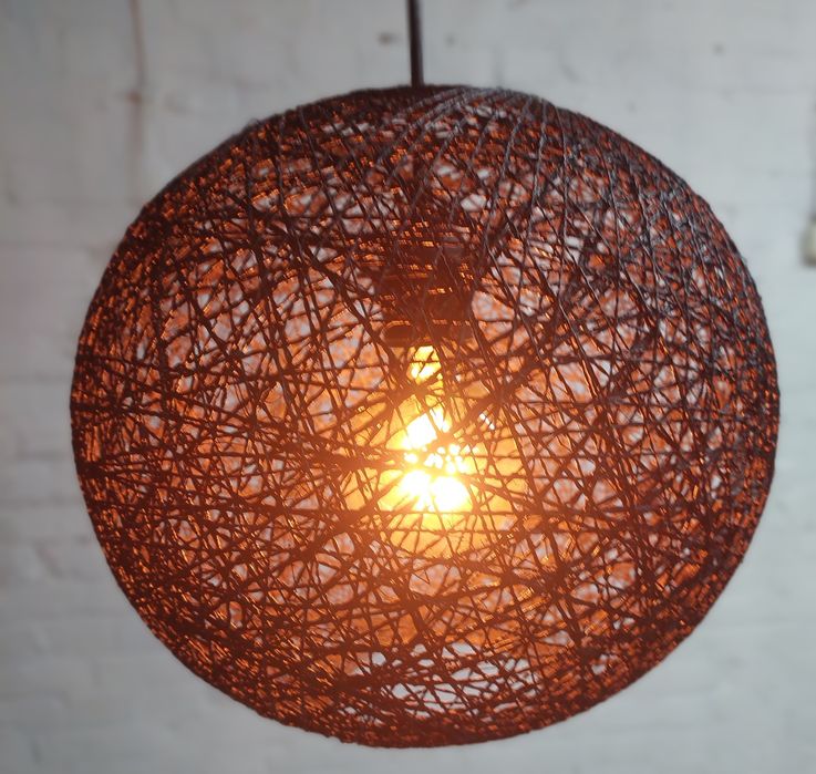 Lampa sufitowa czarna.