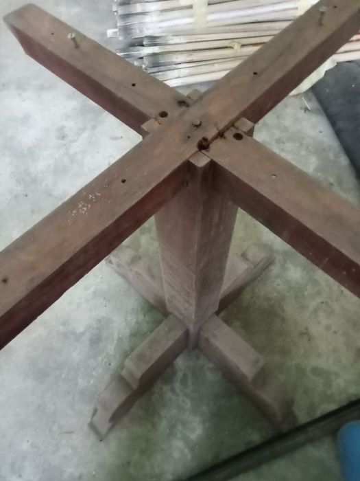 Pé para mesa em madeira maciça.