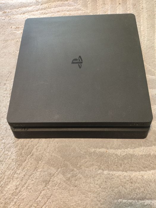 PlayStation 4 Slim 1 TB + 2 pady + stacja ładująca – stan bardzo dobry