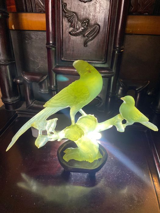 Escultura Pássaros Andorinhas Jade centenário 24cm