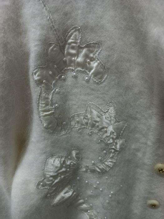 Casaco branco novo em angorá e lamb wool com aplicações