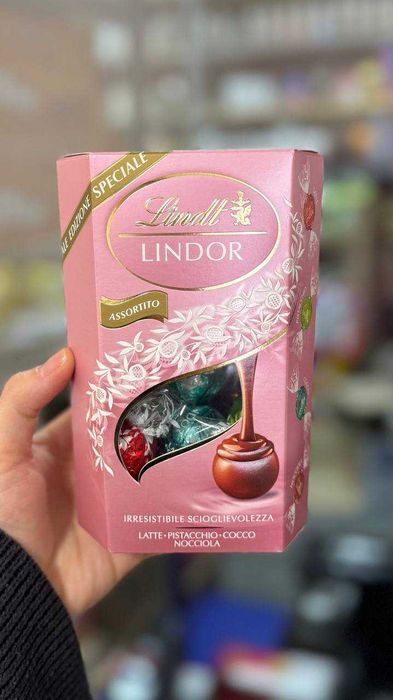 Шоколадні цукерки Lindt Lindor Limited Edition рожеві 200г