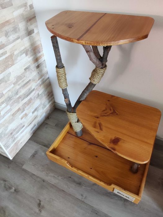 Arranhador para gato em madeira e corda