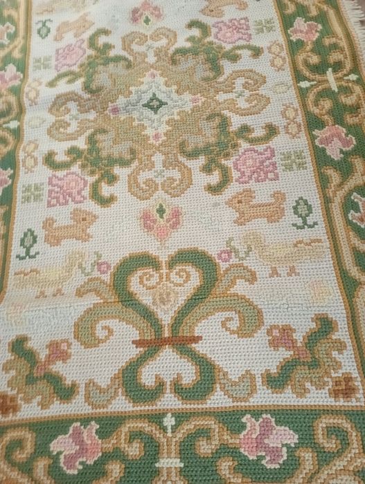 Vendo dois tapetes de arraiolos usados