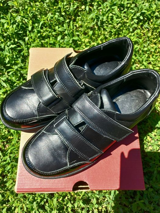 Шкіряні туфлі на липучках.