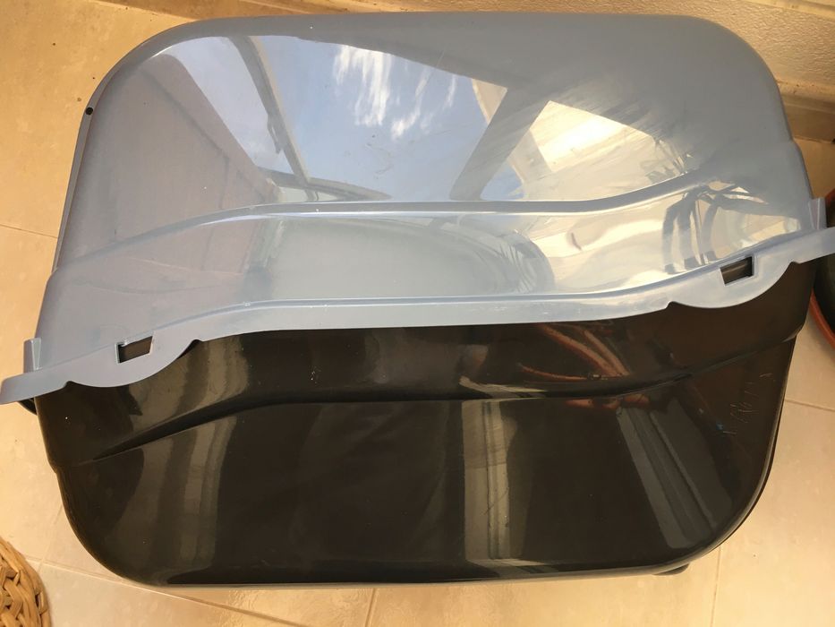 Liteira para gatos azul,  com pouco uso, como nova.