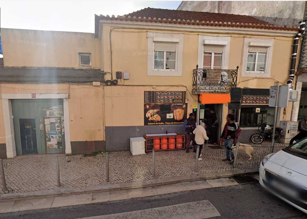 Vila com 5 casas de habitação e 4 lojas comerciais localizada na rua principal de Camarate