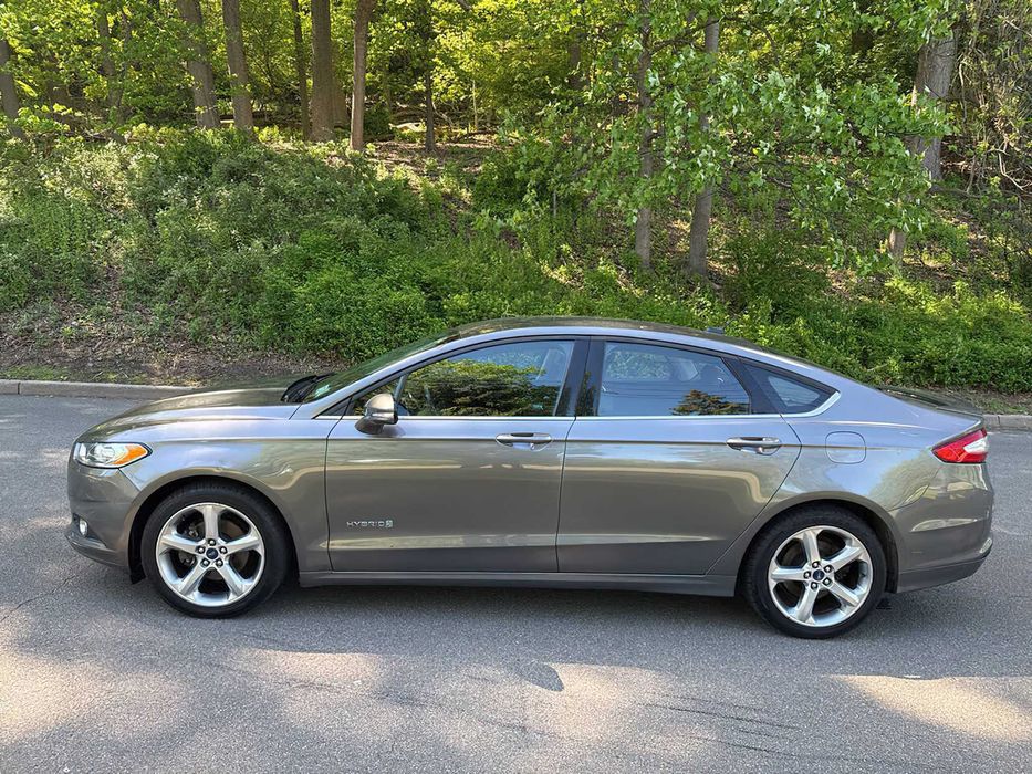 Ford Fusion Titanium Hybrid      2014