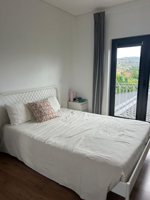 Cama em ferro Ikea