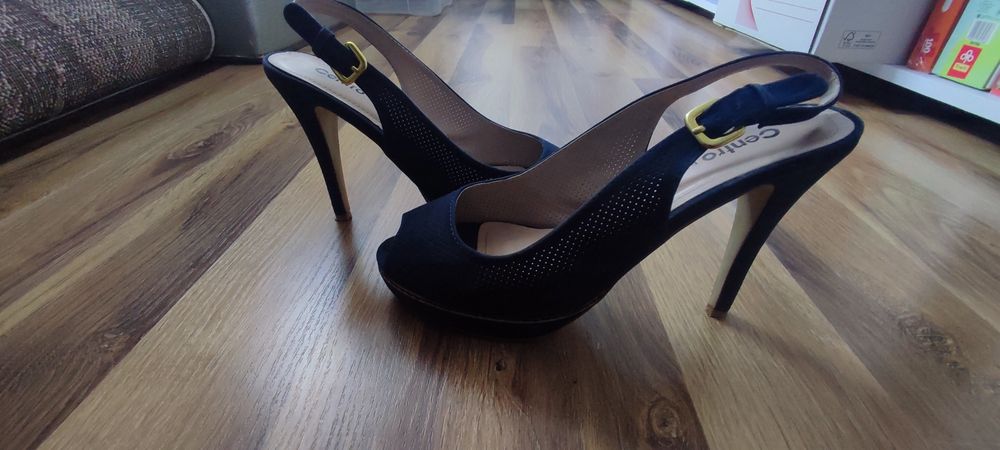 Niebieskie szpilki z paskiem