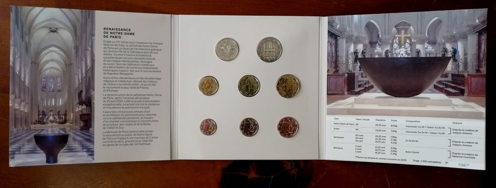 Carteira mini série 2025 com a Moeda Notre Dame Paris