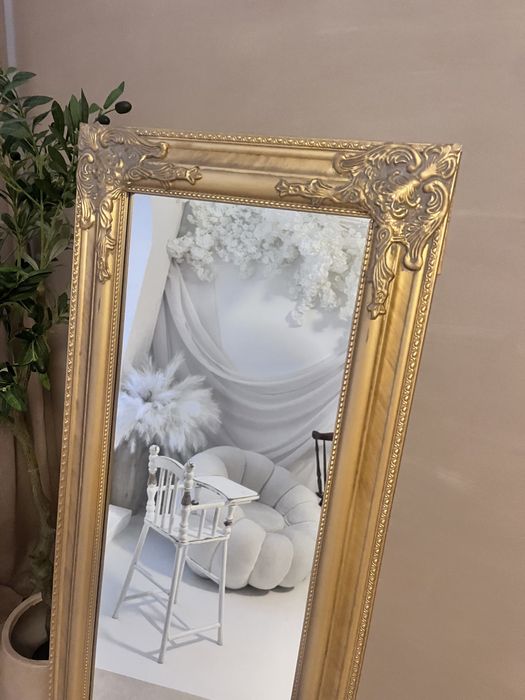 Lustro w zlotej ramie