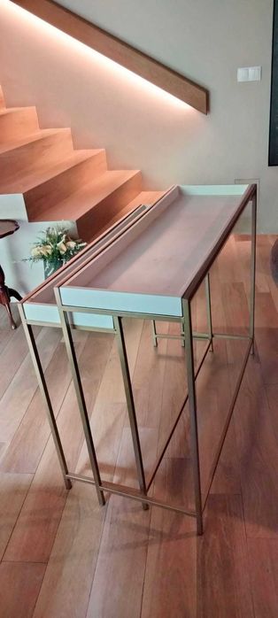 Mesa dupla em madeira branca com base em alumínio dourado