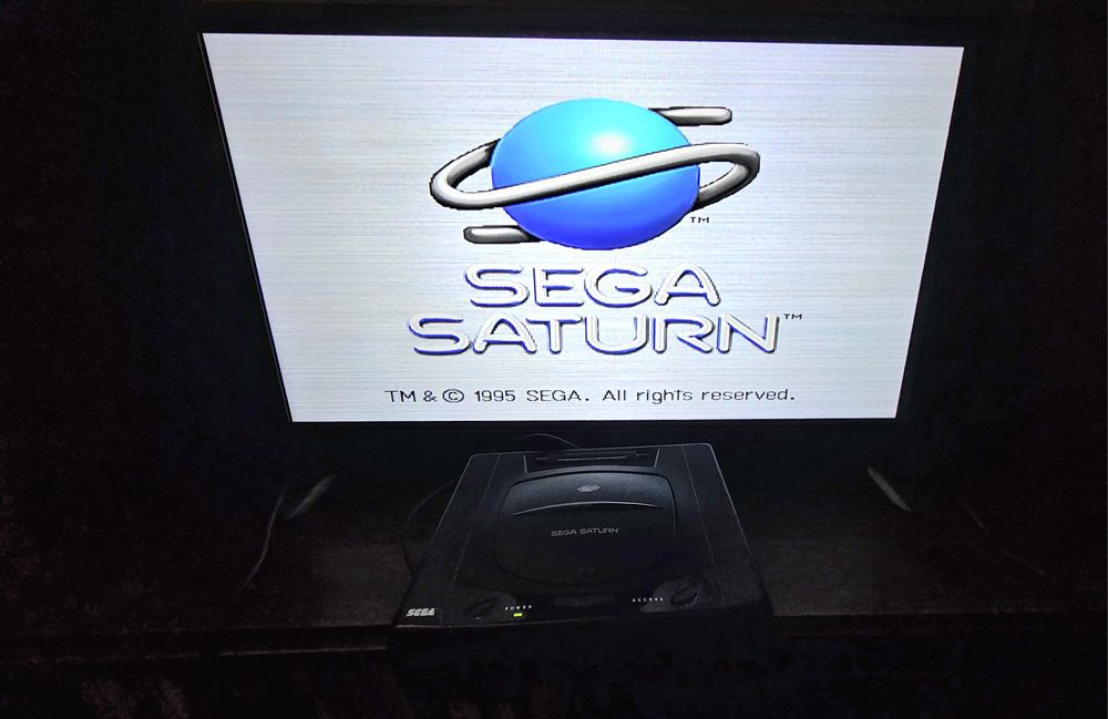 Sega Saturn com caixa