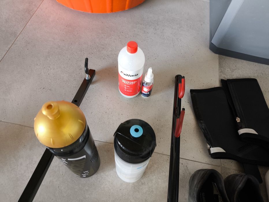 Diverso material de ciclismo