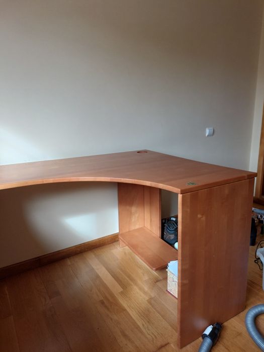 Secretaria de madeira com gavetas e suporte para pc