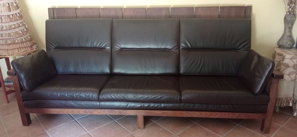 Sofá em madeira de castanho maciça.