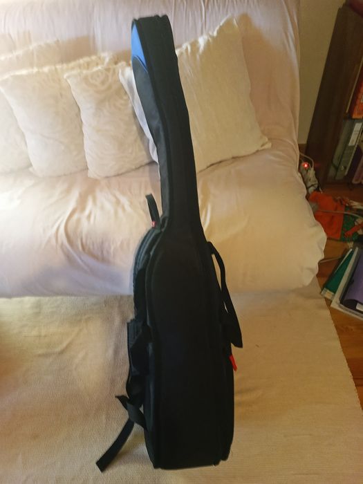 Guitarra Clássica Valência com saco e com acessórios.